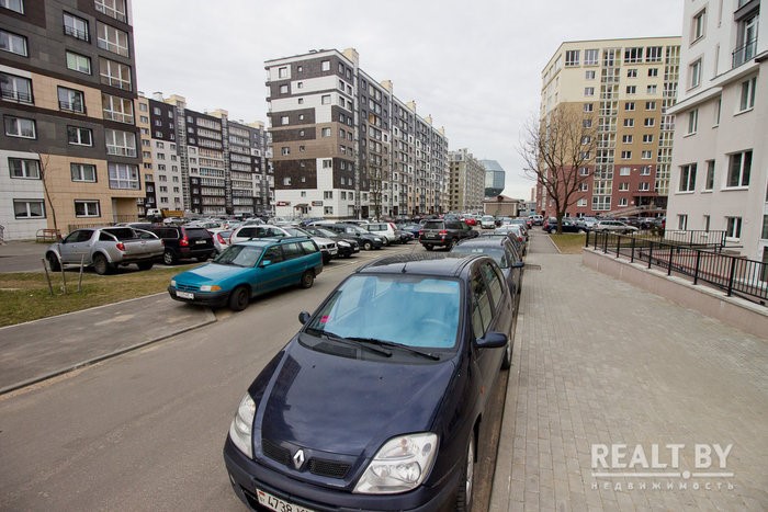 Водитель такси показал самые худшие дворы Минска. В числе прочих престижная новостройка