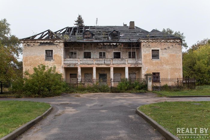 Руины поликлиники и лепнина, одетая в термошубу. Как строился и разрушался поселок МТЗ