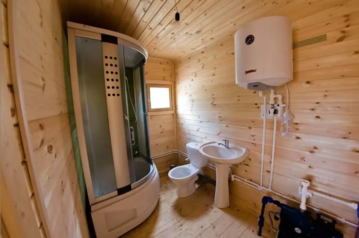 Душ и туалет для дачи под одной крышей: с хозблоком, своими руками