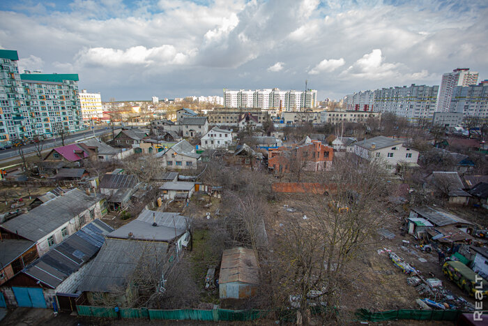 «Через месяц после покупки нам вручили решение о сносе». Как живет частный сектор на Беды в Минске