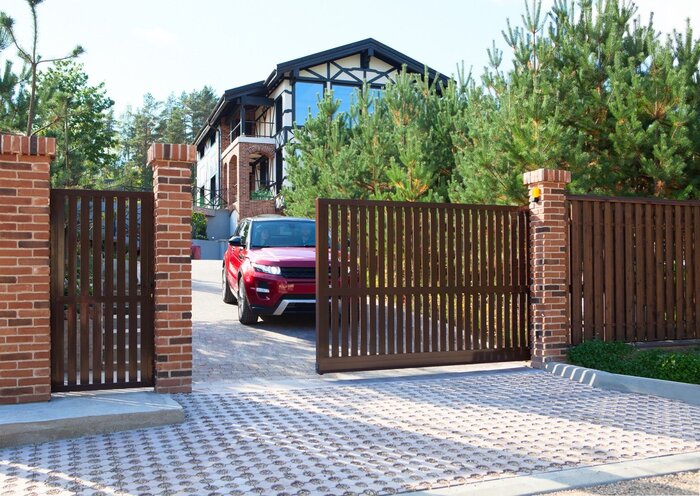 Какие ворота выбрать для загородного дома или гаража? Разбираемся с экcпертом