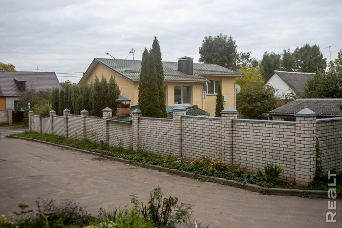 "Богом забытое место" с экспериментальными домами. Как живут люди в районе возле будущей большой стройки "Айрона" в Минске