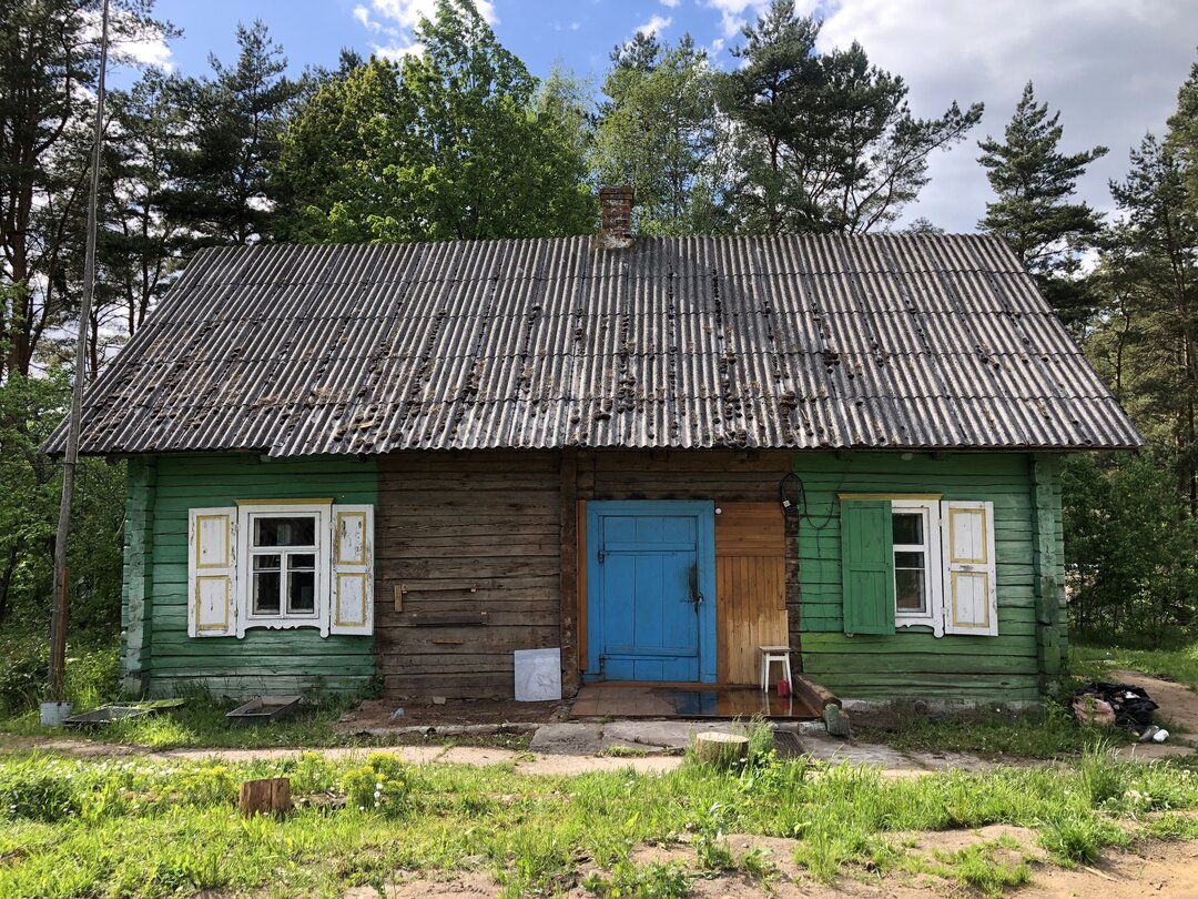 Чем покрасить старый дом в деревне? (на фото)