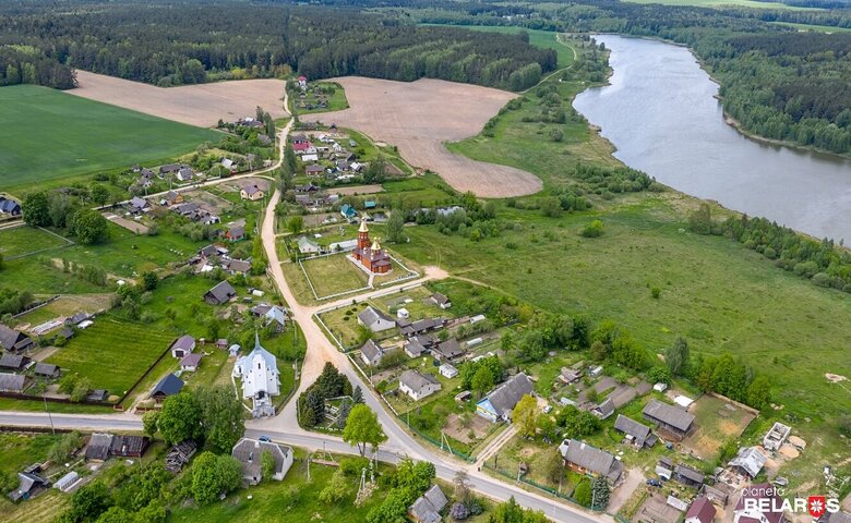 В живописной деревне, известной со времен ВКЛ, продается пустующая турбаза. Стоит как дача