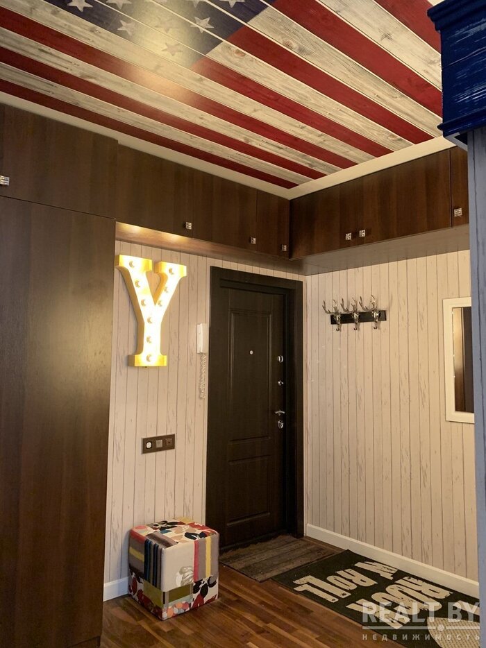 Потолок – американский флаг, а в санузле — раковина под шкуру питона. Посмотрите, какая интересная "двушка" продается за 100 тысяч долларов