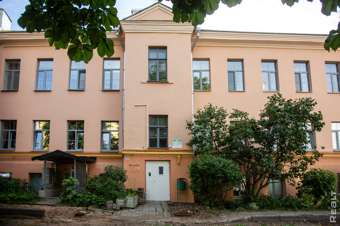 «Машеров нам выделил это жилье». Как живется в столетнем доме в Раковском предместье и какая там у людей проблема