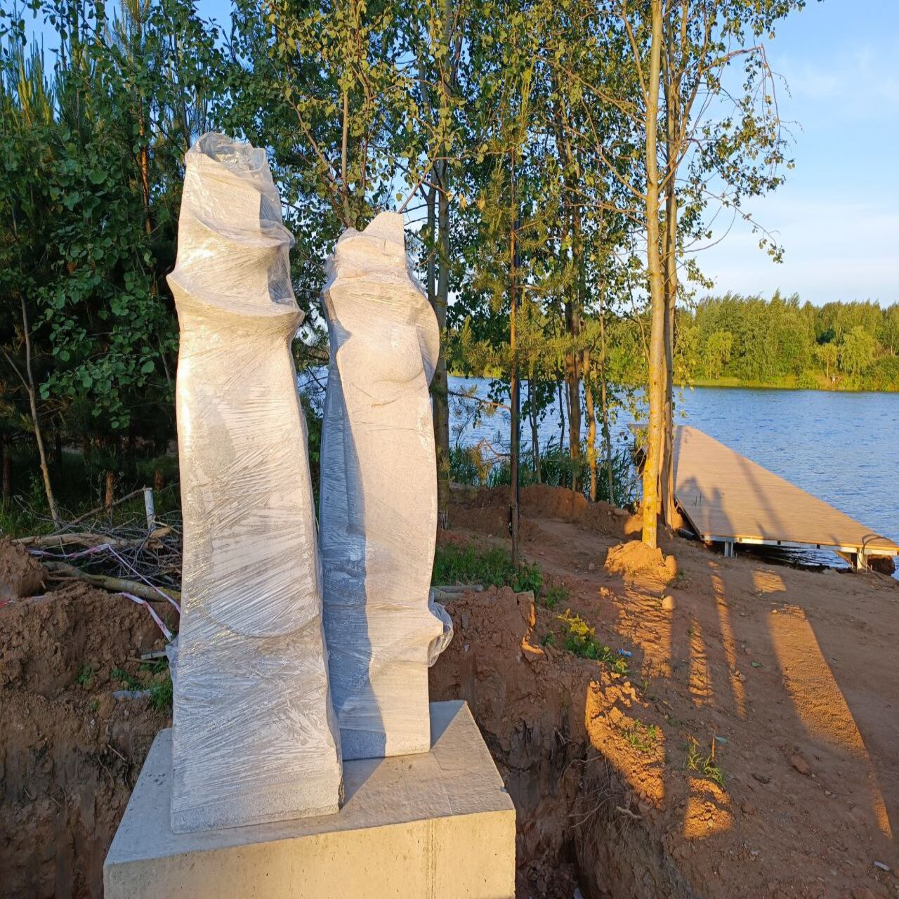 Кто голову потерял? В районе строительства Северного Берега появились  необычные арт-объекты — последние Новости на Realt