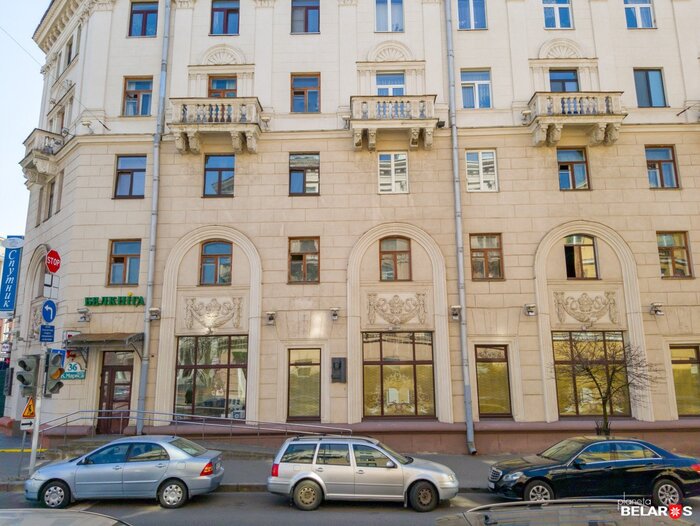 Смотрим, сколько стоят квартиры в доме с видом на Купаловский и Администрацию президента. Тут жили знаменитые писатели