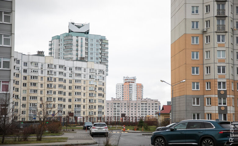 «Слышим даже как сосед за стенкой кашляет». Как живется в панельках на краю Каменной Горки