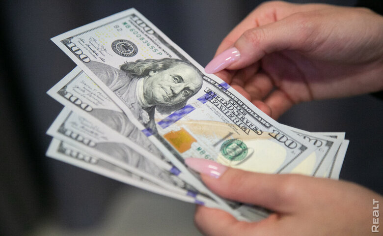 Бизнесмен передал 55 тысяч долларов для «решения вопросика» по строительству. Итог печальный