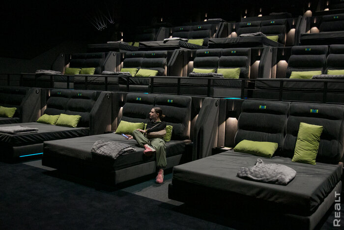 «В сентябре посмотрим «Аватара» в IMAX». Побывали в том самом кинотеатре с кроватями, который завтра откроется в Минске