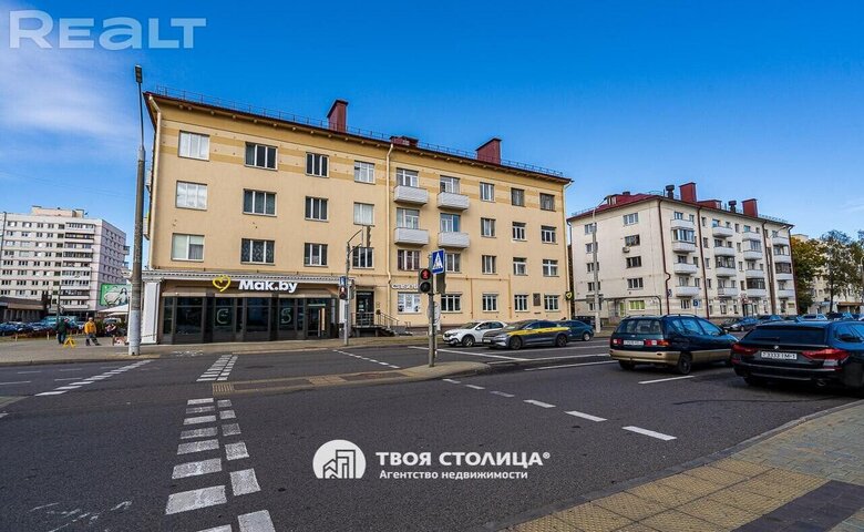 В центре Минска, у двух станций метро. Показываем сталинку с интерьером из прошлого