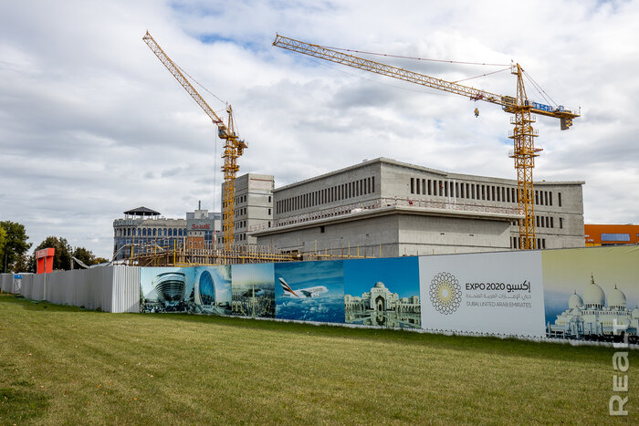 У Дворца независимости в Минске уже почти достроили коробку огромного посольства Китая. Показываем, как она выглядит