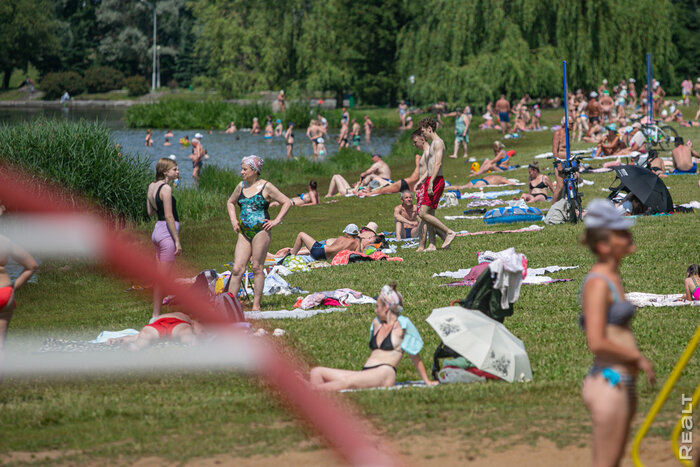 Пляж в центре Минска. Посмотрели, сколько людей прямо сейчас на Комсомольском озере
