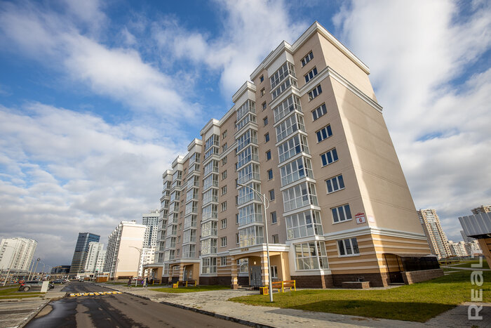 Китайский застройщик сдал в Минске многоэтажку с квартирами с отдельным входом. Показываем