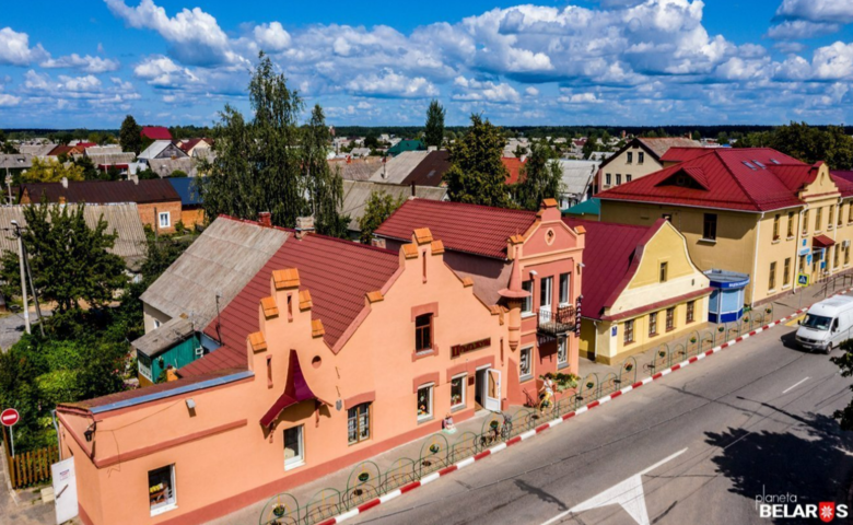 На торги попал старинный дом в 10 км от границы с Литвой. В нем можно жить, или открыть бизнес
