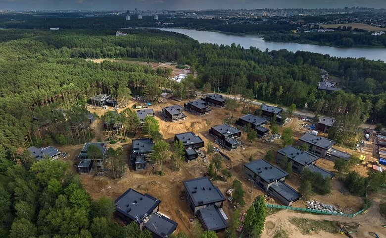 И снова этот закрытый поселок! Здесь купили самый дорогой дом Беларуси в октябре