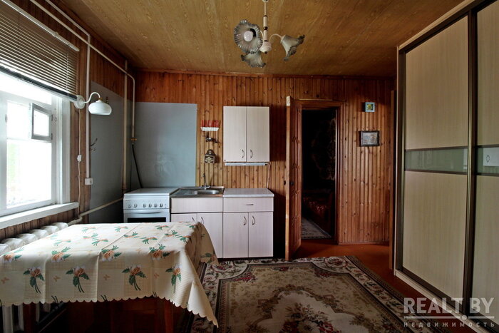 Есть даже трехэтажный. Глянули, какие дома с удобствами можно купить в Минске до 100 тысяч долларов