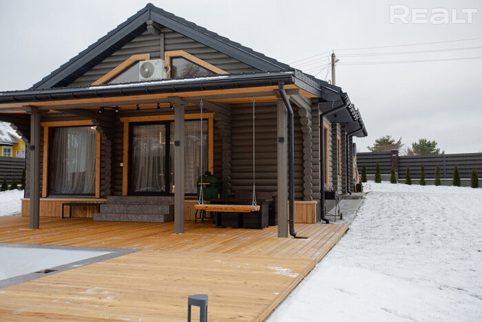 Деревянный дом на берегу Нарочи — современный, с панорамными окнами и стильным интерьером. Узнали цену