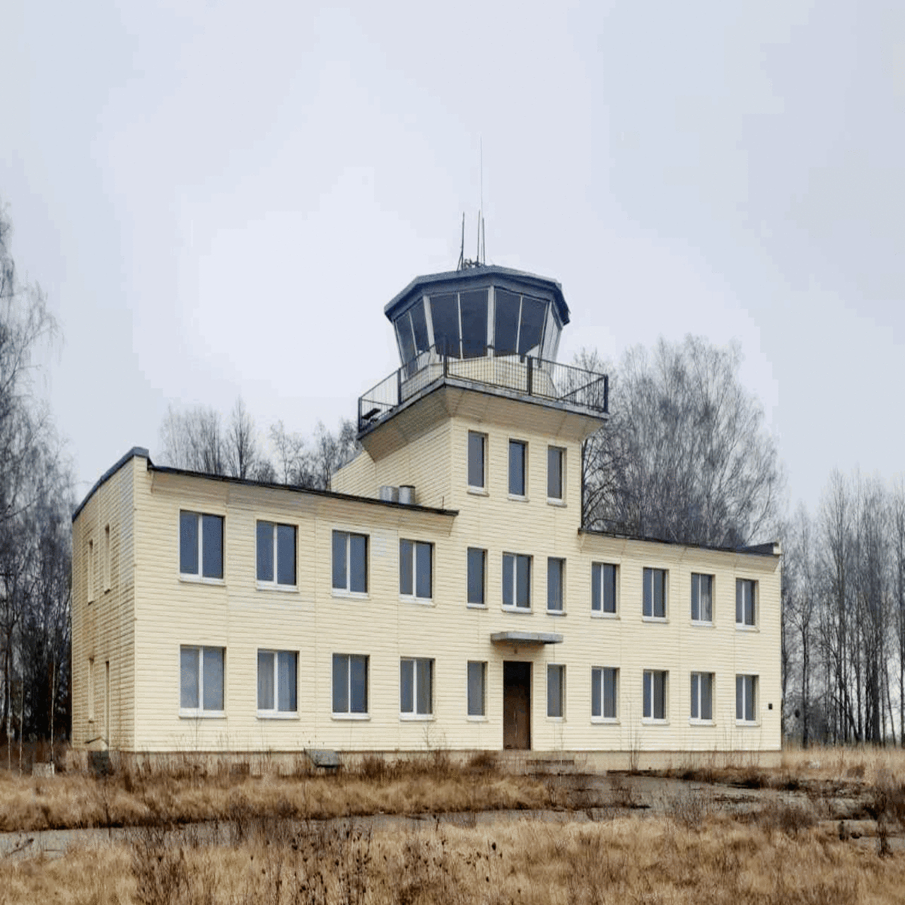 В военном городке под Брестом продается командный пункт вертолетной базы. В  нем можно открыть кафе или магазин — последние Новости на Realt