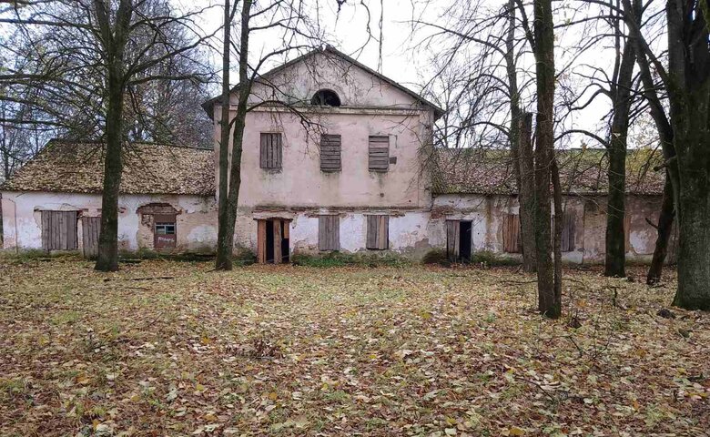 Старинная усадьба в шикарной локации попала на аукцион. Дом рядом с озером продают за 42 рубля