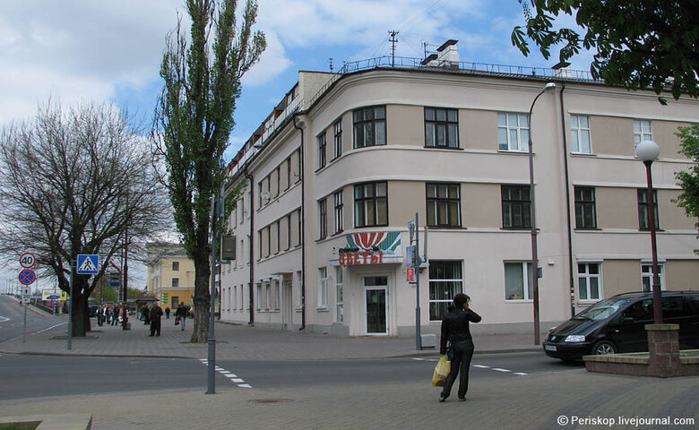 Этот дом в центре Бреста - межвоенный польский функционализм. Там продают интересную квартиру