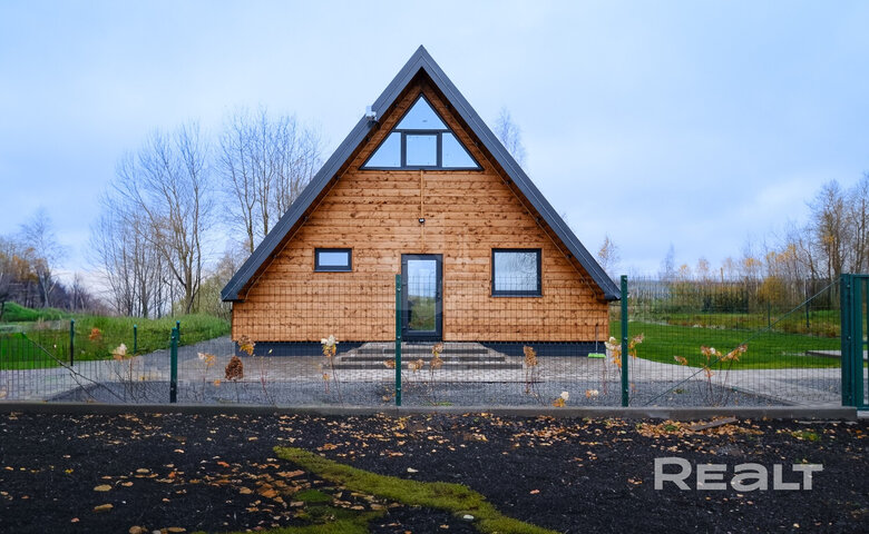 Как вам такая дачка? Нашли модный дом с мебелью, техникой и баней