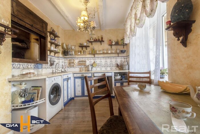В одном из самых длинных домов Минска продается квартира в стиле французского кантри (там есть даже сауна и окно из кухни в прихожую!)