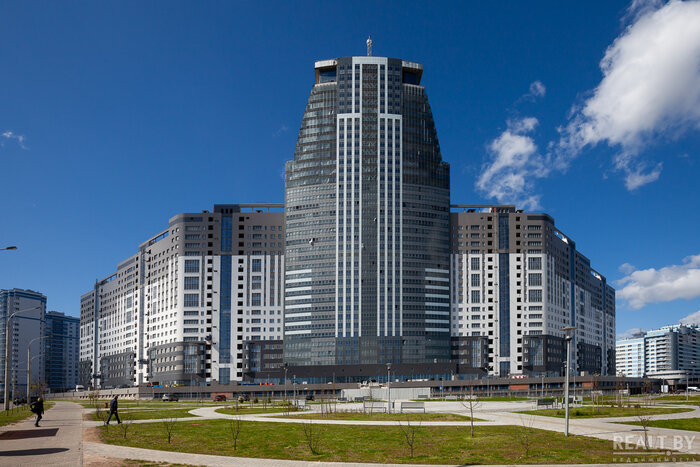Госзастройщик выставил на продажу сразу 168 квартир в самом высотном жилом комплексе Минска. Цены и условия
