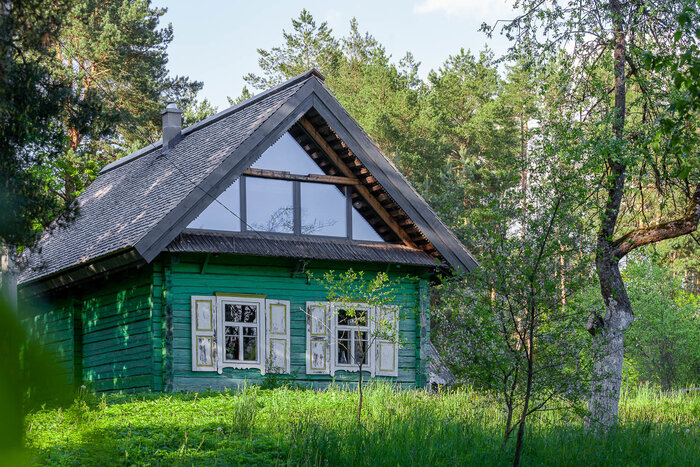 "Вложила 40 тысяч долларов". Минский архитектор купила старую хату в деревне и превратила ее в стильный дом