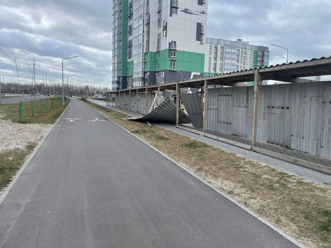 В Бресте ветер сорвал со стены многоэтажки кусок утеплителя. Фото —  последние Новости на Realt