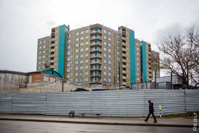 Посмотрели, как строится дом в Минске, где еще остались однушки с метром по 1995 рублей (но не для всех)