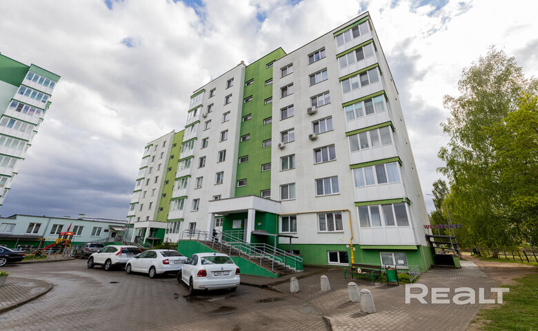 797 долларов за квадрат, 10 минут от Минска. Смотрим хорошую двухуровневую квартиру