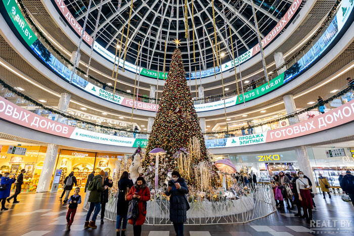 Какие тц есть в минске. Dana Mall Минск. Украшение торговых центров к новому году в Европе. ТЦ В Минске с одеждой.