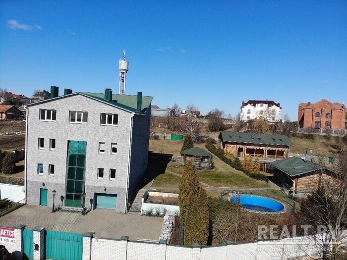 "Средневековые" замки и коттеджи с солнечными батареями. Подборка оригинальных домов вокруг Минска, которые можно купить прямо сейчас