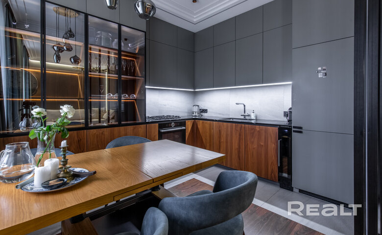 Красивый интерьер и львы во дворе. Посмотрите, какая квартира продается в районе Тракторного