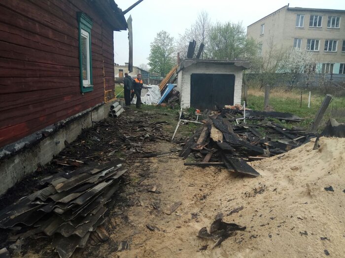 «За 40 минут остались только стены». Белорусы начали заново строить дом — он сгорел, когда проводили газ