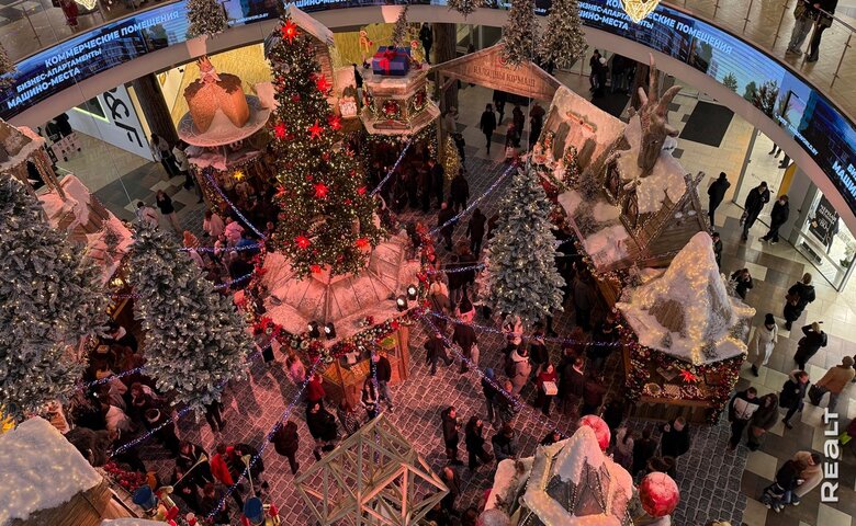 В Dana Mall открыли новогоднюю фотозону. Рассмотрели ее со всех сторон