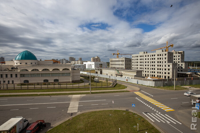 У Дворца независимости в Минске уже почти достроили коробку огромного посольства Китая. Показываем, как она выглядит