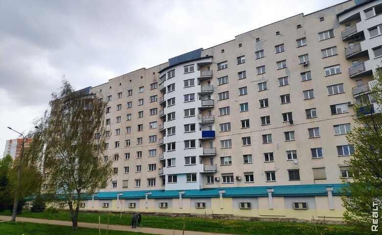 Нашли в тихом центре Минска элитный дом из нулевых – с закрытой территорией и необычными балконами