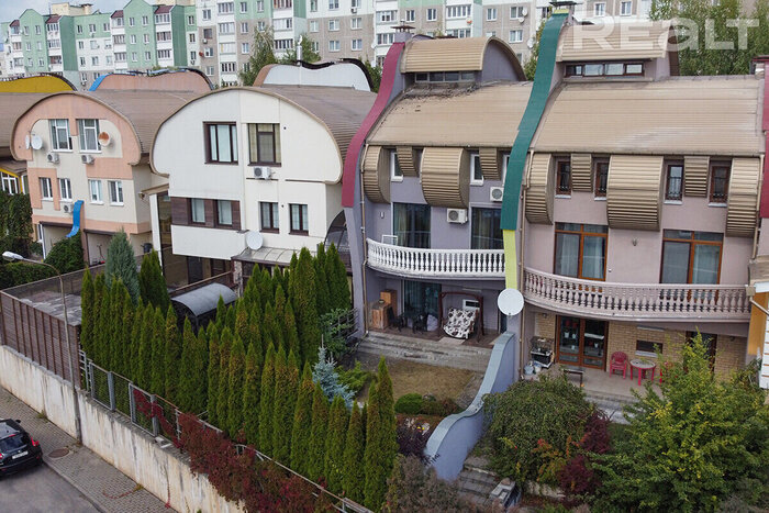 В тихом уголке Минска, который называют «кварталом хоббитов», продается дом. Как он устроен?