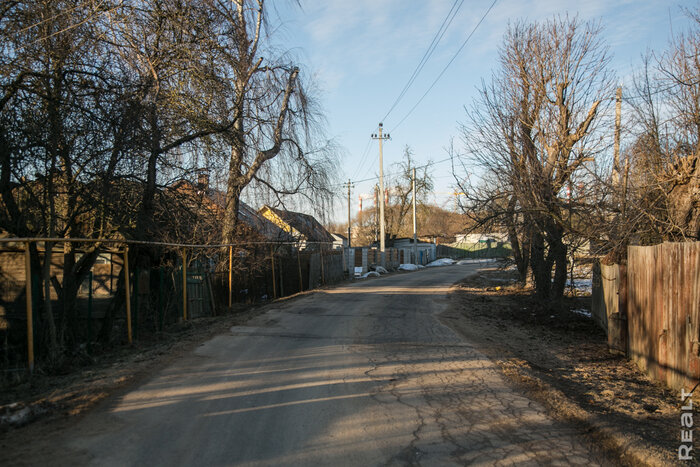 "Когда поднимали полы — находили сабли" — Как живут в столетних домах на минском полуострове в Серебрянке