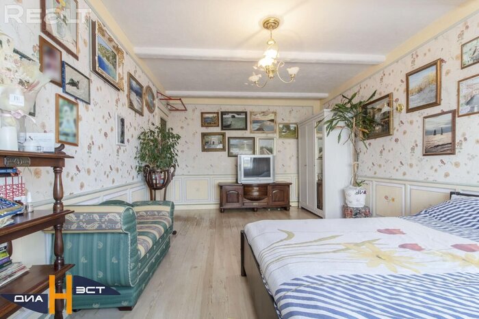 В одном из самых длинных домов Минска продается квартира в стиле французского кантри (там есть даже сауна и окно из кухни в прихожую!)