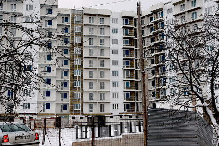 Кажется, «дом-крепость» на Карастояновой не успеют сдать в срок. Посмотрели на многоэтажку у парка Дружбы народов