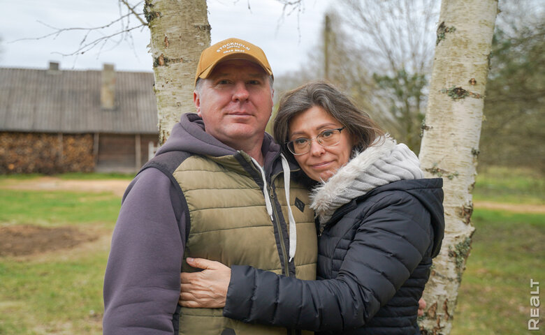 «Живем в большом лесу». Как супруги променяли квартиру в центре Минска на хату в глуши