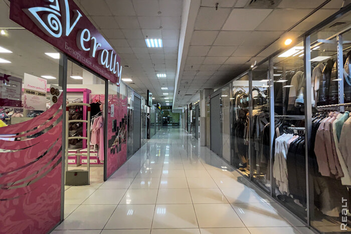 «Обсуждали, что будут продавать Dolce & Gabbana и Gucci». Как живет ТЦ в "Немига, 3" центре Минска