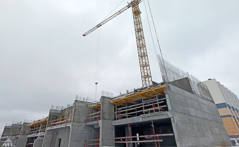 Строят даже ночью. Что происходит с кварталом для нуждающихся в Новинках?