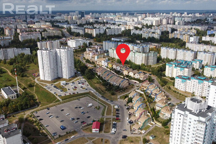 В тихом уголке Минска, который называют «кварталом хоббитов», продается дом. Как он устроен?