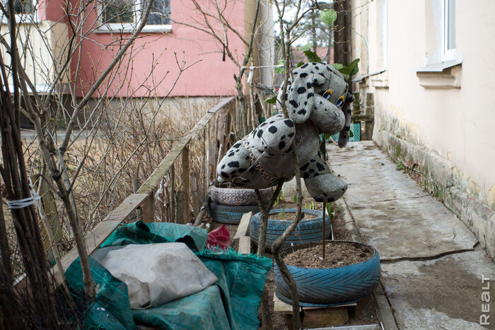 «Туалет был на улице, а умывальники в тамбуре». Как живется в доме, где продается самая дешевая квартира в Минске