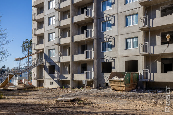 Посмотрели, как в Дражне строят дом для очередников с «квадратом» по 780 долларов
